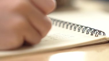 Çocuk elinin not alması ya da sınıfta mektup yazması. Mutlu öğrenci elleri kalemi kitapta tutar ya da ödev yapar ya da ilkokulda test yapar. Eline odaklan. Eğitim. Pedagoji.