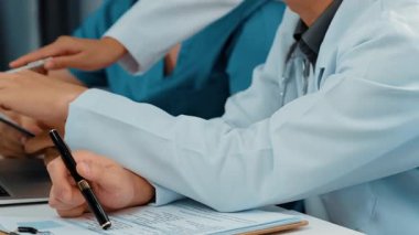 Hastane masasında birlikte çalışan ve tıbbi tedavi ya da sağlık hizmeti planlayan profesyonel bir grup. Takım çalışması başarılı hastalıklara ve hastalıklara yol açar. Ağır çekim. Katı.