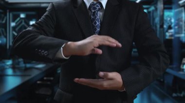 İş adamı, tahminsel büyük veri modellerinden gerçek zamanlı analizlere uzanan eğilimleri ve görüşleri ortaya çıkarmak için veri analizlerini derinlemesine inceleyerek, veri güdümlü kararların analitik endüstrileri UUID 'ye nasıl yönlendireceğini öğrenir