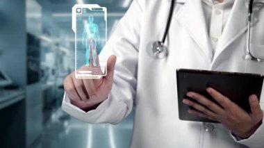 Doktorun elinde tablet varken ve laboratuvarda yüzen insan anatomisi hologramına bakarken. Semptomu teşhis ederken ve tıbbi verilerle çalışırken teknoloji yeniliklerini kullanan bir tıp çalışanı. İyileştirici.