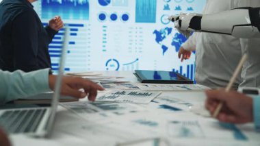 Danışmanlar yapay zekayı stratejik iş toplantılarına entegre ederek pazarlama netliğini ve etkili işbirlikçi planlamayı geliştirdiler. Noogenesis Yapay Zeka