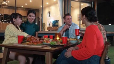 Aile, bahçede tatil kutlaması için bir araya geldi. Aile üyeleri, yemeğe. Açık hava kamp aktivitesi yemekle rahatlamak ve nesiller arası tatlı akrabalarla vakit geçirmek için. Uyumsuzluk.