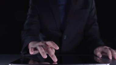 Bu resim, siber güvenlik ve gizliliği vurgulayarak dijital kilit ile veri koruma kavramını gözler önüne seriyor. Dizüstü bilgisayardaki eller güvenlikteki teknolojik rolü vurguluyor. Dörtgen