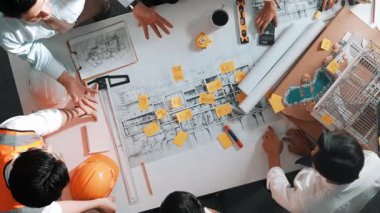 Akıllı mühendis takımının ev modelini ölçerken konuştuğu en üst seviye görüntü. İç mimar grubunun birlikte çalıştığı ve başarılı bir projeyi kutlamak için beşlik çaktığı hava görüşü. Hizalama.