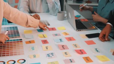 Renkli yapışkan notlar ve renk örnekleri, takım çalışması, yaratıcılık ve organizasyonu profesyonel bir ortamda gösteren canlı bir çalışma alanı. SACTR