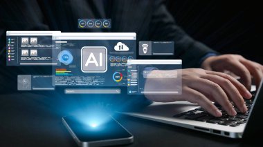 Dizüstü bilgisayar ve akıllı telefonla gelişmiş yapay zeka teknolojisi sunan modern bir çalışma alanı. Veri analizleri, bulut hesaplama ve kullanıcı arayüzleri dijital çağda yeniliği aydınlatır. Dörtgen