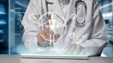 Laboratuvarda yüzen insan anatomisini araştıran ve işaret eden yetenekli doktorlara yaklaş. Tüm vücudu kontrol ederken klavye yazıp verileri analiz eden bir tıp çalışanı. İyileştirici.