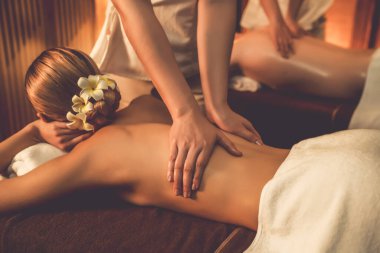 Yakındaki çift stres önleyici spa masajının keyfini çıkarıyor ve lüks otel ya da otelde sıcak mum ışığında güzellik teniyle eğleniyor. Sessiz.