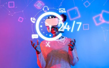 Sanal gerçeklik kulaklığı takan neşeli bir bayan müşteri hizmetleri temsilcisi 24-7 destek veriyor. Yenilikçi teknoloji, canlı ve modern bir ortamda müşteri yardımını arttırır. XDMCP