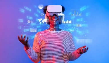 Sanal gerçeklik kulaklığı takan neşeli bir kadın veri analiz araçlarını keşfediyor, dinamik bir ortamda teknolojinin ve stratejik finansal anlayışların kesişimini vurguluyor. XDMCP