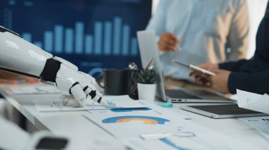 Teknoloji entegrasyonu ve takım çalışmasını ön plana çıkaran, modern ofis ortamında iş dünyasındaki profesyonellerle etkileşen bir robot kolunu gösteren gelecekteki bir işbirliği sahnesi. Noogenesis