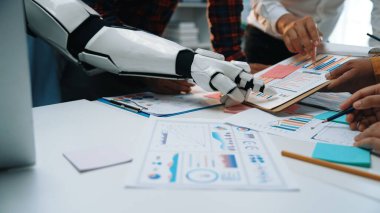 Bir robot kolu modern bir ofiste çeşitli profesyonellerle iş birliği yapar, raporları ve çizelgeleri analiz eder, takım çalışması ve teknoloji entegrasyonunu gösterir. Noogenesis