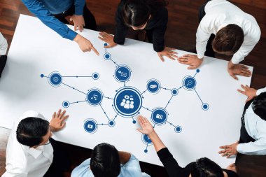 Uzmanlardan oluşan çeşitli bir grup, bir beyin fırtınası sırasında medya ve teknoloji kavramları, simgeler ve bağlantılar üzerinde işbirliği yapıyor. Dostluk