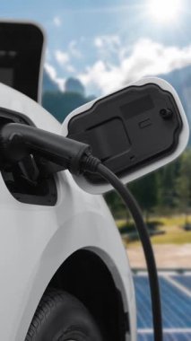 Yenilenebilir ve temiz enerji teknolojisi kavramı, güneş pili ile çalışan EV arabaları şarj ederek eko-dost sürdürülebilir enerji sistemi..