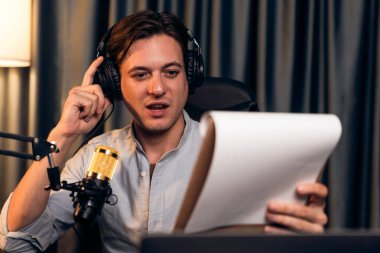 Akıllı yayıncının sunucu kanalı, canlı sosyal medyada canlı yayında konuşma programı ile birlikte modern stüdyoda, kayıt cihazıyla dinleyiciye senaryo okumaktadır. Bireysel.