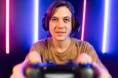 Kontrol kumandalı akıllı oyun flamasının keyfini çıkarın, modern teknoloji siber neon ışık odasında yetenekli oyuncularla çevrimiçi canlı sosyal medya grubu oyunu oynayın. Bireysel.