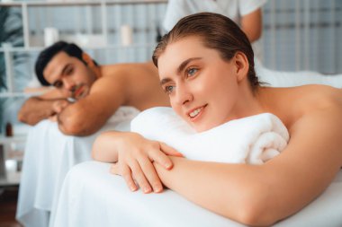 Kafkas çift müşterisi stres önleyici spa masajının keyfini çıkarıyor ve lüks otel veya oteldeki gündüz açık hava ortamında güzellik teniyle eğleniyor. Sessiz.