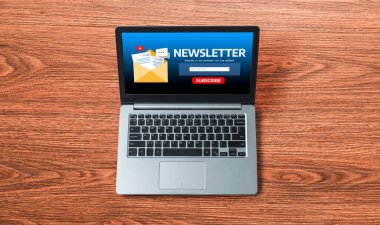 Müşterilerin abone olmak için bilgisayardaki haber belirleme sayfası Sugly Newsletter güncelleme bilgilerini aboneye aktarması