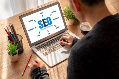 Model e-ticaret için SEO arama motoru optimizasyonu ve bilgisayar ekranında gösterilen çevrimiçi perakende işi