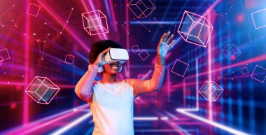 Çevresindeki geometrik şekle bakan kız metaevrende yüzüyor. Sanal dünyaya erişen mutlu genç ya da oyuncu VR kulaklık ve artırılmış gerçeklik teknolojisi kullanıyor. Teknoloji yeniliği. Yaratıcılık.