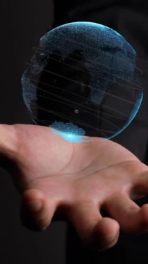 Dünya 'nın holografik teknolojisini tutan insan eli. Sanal gerçeklik ve artırılmış gerçeklik için geleceksel görselleştirme .