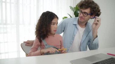 Beyaz bir baba kulağına kalem geçirirken tatlı bir kız babaya bakar ve kulağına kalem geçirir. Programlama sistemini ya da kodlama mühendisliğini açıklarken ekrana bakan çekici bir ebeveyn. Pedagoji.