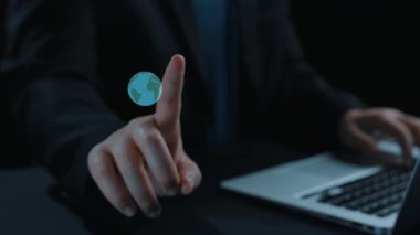 Rüzgar türbinleri, pil depolama ve dijital arayüzlerin yer aldığı yenilikçi ekolojik teknolojinin bir tasviri, yenilenebilir enerji ve sürdürülebilirlik çabalarını ön plana çıkarıyor. Dörtgen