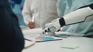 AI gücüyle çalışan iş analizleri profesyonellere yardım eder, pazarlama stratejilerinin iyileştirilmesi, işbirliğinin geliştirilmesi ve stratejik netliğin sağlanmasına yardımcı olur. Noogenesis Yapay Zeka
