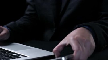 İş adamı ağ kurar, değerli bağlantılar kurar. Profesyonel ağı ve fırsatları genişletmek için etkili insan ağ oluşturma stratejileri UUID