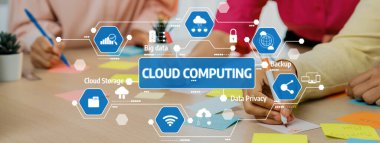 Çalışma alanı gösterimi bulut hesaplama temaları, veri gizliliği ve yedeklemesi, ellerle renkli yapışkan notları işbirlikçi bir ortamda yazmak. Dostluk