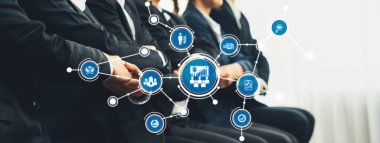 Resmi giyinmiş bir işletme yönetim ekibi stratejik planlama yapıyor. Ağ simgeleri, profesyonel bir ortamda işbirliği ve yenilikçi çözümler göstermektedir. Dostluk