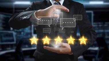 Bir işadamı, modern bir iş ortamında müşteri memnuniyetini ve kalite güvencesini sembolize eden geri bildirim baloncuklarıyla çevrili beş yıldızlı bir not sergiliyor. Dörtgen
