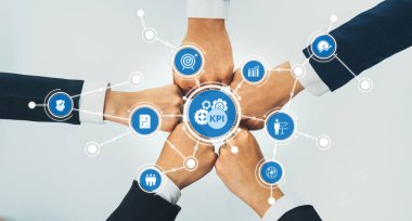 Ofis çalışanlarının el ele dizilmesi başarılı bir iş ortaklığı grubunu ve panoramik pankartta kamu işyerinde güçlü bir birlik takım çalışmasını sembolize ediyor. Kurnaz Dostluk