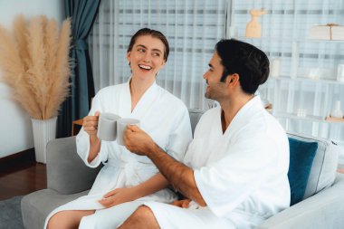 Güzellik ya da vücut bakımı güzellik salonu yaşam tarzı konsepti. Lüks otel kaplıcalarında ya da otel odasında, bornoz giyip rahatlayan bir çift. Tatil ve boş zaman rahatlığı. Sessiz.