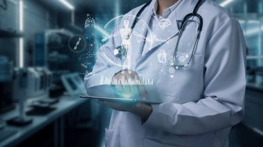 Doktorun elinde tabletle laboratuarda yüzen hologramla görüntüsünü kapatın. İnsan anatomisini incelemek için teknolojiyi kullanan bir tıp çalışanı. HUD Gösterge Paneli Tüm Vücut. İyileştirici.