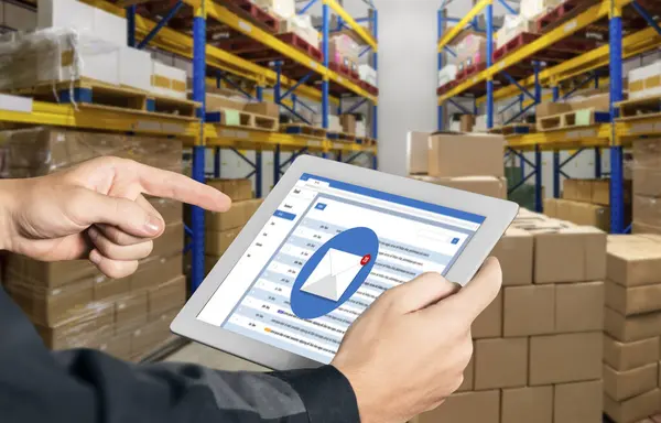 Bilgisayar ekranında rahatça görünen e-posta bildirim iletisi. Dijital pazarlama iletisi bilgi metni iş dünyasından müşteriye