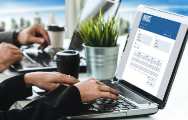 Muhasebe uygulamasından gelen fatura bilgisayar ekranında. Şirket işlerinin finans ve bütçesi için bilgisayar programı. Rahatça..