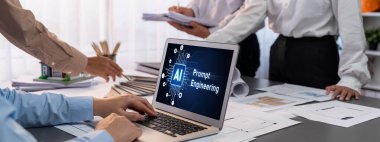 İç mimar tasarımcı grubu, daha kesin tasarım için planlar ve dizüstü bilgisayar ekran mimari yazılımı üzerinde birlikte tartışıyorlar. Modern ev tasarımı ve yenileme. İçgörü