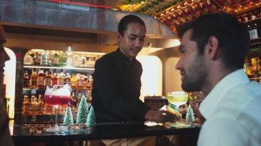 Noel ağacı neon kar festivali temalı lüks tezgahta, özel Midori Sour içip, baston şekerle kokteyl içen çiftin şerefine. Vinosity.