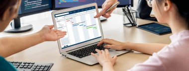 Ekip projesinin zaman çizelgesini gösteren bilgisayar ekranında canlı iş projesi yönetimi için proje planlama yazılımı