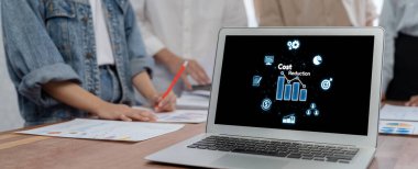 Maliyet düşüşü, bilgisayar ekranında görülen maliyet tasarrufu kavramı, kurumsal işletmeler gereksiz harcamaların azaltılması yoluyla maliyet ve şirket kaynaklarını etkili bir şekilde tasarruf eder