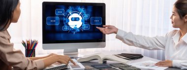 Masadaki bir grup iç mimar takımı dizüstü bilgisayarında mimari yazılım bulunan çeşitli ruh hali tahtası örneklerini seçiyor. Modern yenileme ve iç malzeme seçimi konsepti. İçgörü