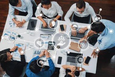 Üst düzey analist ekibi toplantı odasındaki mali verileri analiz etmek için BI Fintech 'i kullanıyor. İş anlayışı ve stratejik pazarlama planlaması için kağıt üzerinde analitik BI gösterge paneli. İhtiyatlı Dostluk