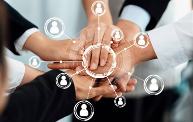 Bu resim el ele tutuşarak takım çalışması kavramını gösteriyor, işbirliği ve ağı sembolize ediyor. Çeşitli bireyler arasındaki birlik ve desteğin altını çiziyor. Dostluk