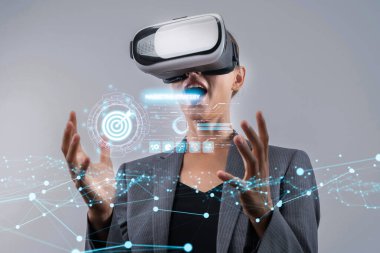 İş adamı müşteri hedef gruplarını belirlemek için verileri analiz eder, pazarlama stratejilerini rafine eder. Her hedef grubun özel ihtiyaçlarını karşılamak için iletiler gönderiliyor. EIDE