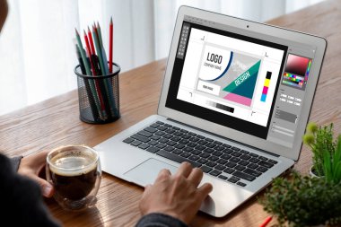 Web sayfasının modern tasarımı ve bilgisayar ekranında gösterilen ticari reklamlar için grafiksel tasarımcı yazılımı