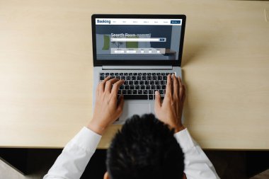 Çevrimiçi otel konaklama rezervasyon sitesi mod rezervasyon sistemi sağlar. Seyahat teknolojisi kavramı .