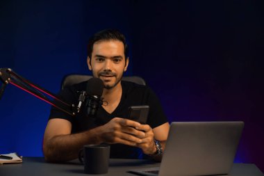 Canlı yayında dinleyiciyle konuşan yayıncı, Mor Neon Işık Stüdyosu 'ndaki yaratıcı pozitif düşünce konseptiyle sosyal medyada akıllı telefondan mesajları kontrol ediyor. Tahmin et..