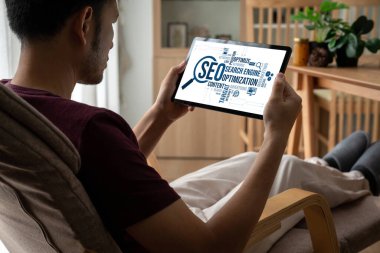 Model e-ticaret için SEO arama motoru optimizasyonu ve bilgisayar ekranında gösterilen çevrimiçi perakende işi