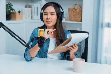 Kot pantolon giyen, yaratıcı yayın yapan genç Asyalı sunucu stüdyo dinleyicisiyle günlük hayatta pazarlamayı ya da danışmanı tanıtmayı online olarak anlatıyor. Taktik.